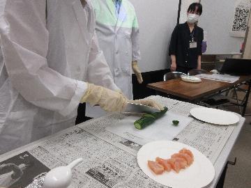 二次汚染について鶏肉ときゅうりをカットする実験をしている写真