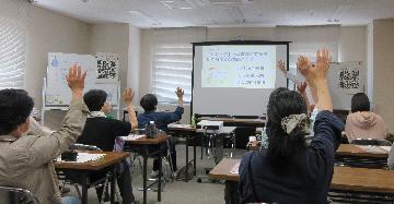 クイズに参加している様子の写真