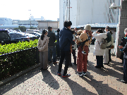 市場見学に向かう様子の写真