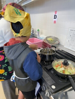 写真:親子で調理実習をする様子