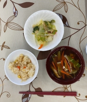 CTC(コーン ツナ コンソメ)ライス、キャベツとホタテの蒸し煮、キャベツとにんじんのお味噌汁