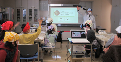 写真:野菜クイズに参加する様子