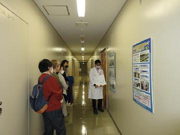 写真:検査施設見学の様子