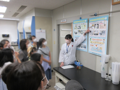 写真:食品の検査についての説明を聞いています。