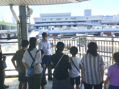 写真:中央卸売市場を見渡せる場所で説明を聞いています