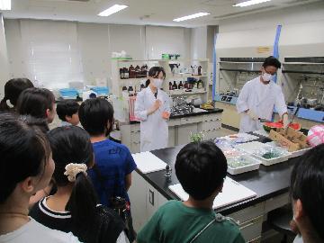 食品衛生検査所で行っている検査について、説明している写真