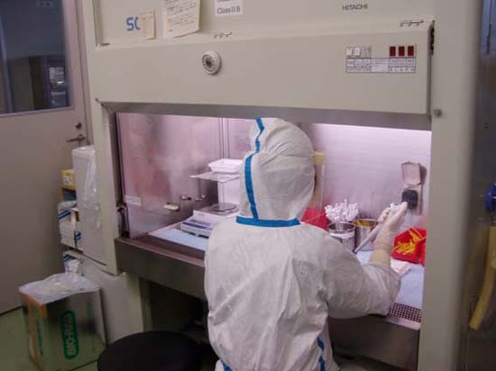 写真:BSE検査をする検査員