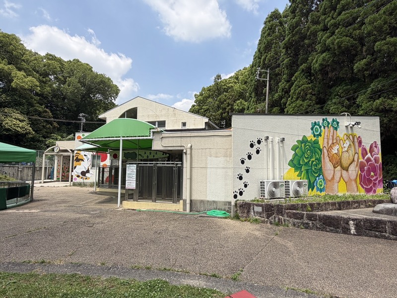 愛護館を正面からみた写真