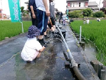 写真:イベント終了後の足洗い場で足を洗っている様子