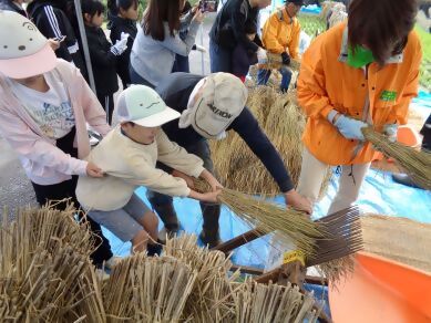 写真：脱穀機を使った体験の様子