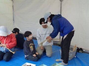 写真：縄ないの様子