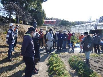 令和5年2月4日(土曜日) 参加者の皆さんが畑で実習についての講師の説明を聞いている写真