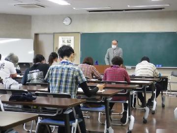 令和4年5月14日(土曜日) 参加者の皆さんが講習室内で講義を受けている写真