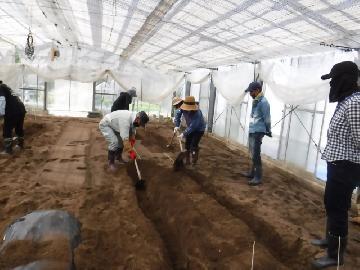 令和4年5月14日(土曜日) 参加者の皆さんが温室内でうねを作る実習を行っている写真