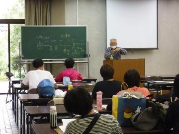 令和4年6月11日(土曜日) 参加者の皆さんが講習室内で講義を受けている写真