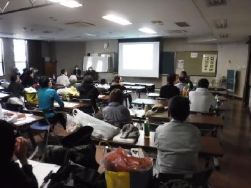 令和4年11月12日(土曜日) 参加者の皆さんが講習室内で説明を聞いている写真