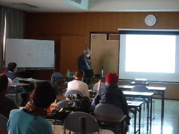 令和4年12月4日(日曜日) 参加者の皆さんが室内で講義を受けている写真