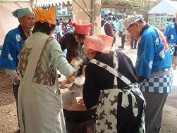 写真:イベントでの消費者と生産者の交流