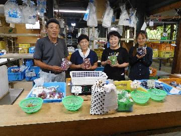 写真:園主と直売所スタッフ