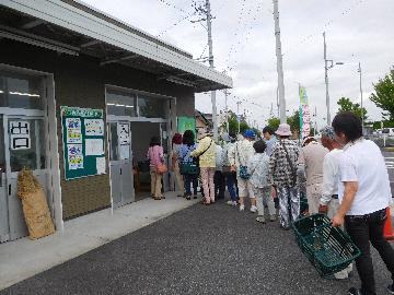 写真:JAなごや守山東グリーンセンターに並ぶお客さん