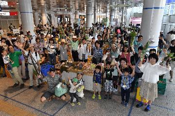 オーガニックファーマーズ朝市村集合写真