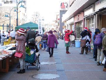 写真:大曾根朝市の様子