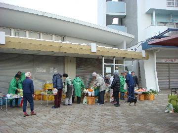 写真:鳴海団地朝市の様子