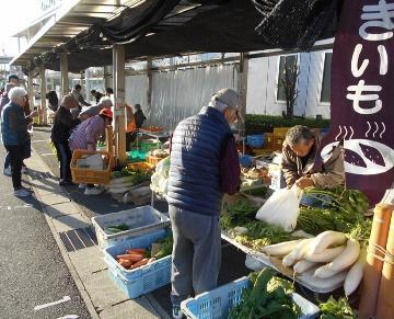 写真:JAみどり徳重支店土曜朝市で買い物をするお客さんの様子