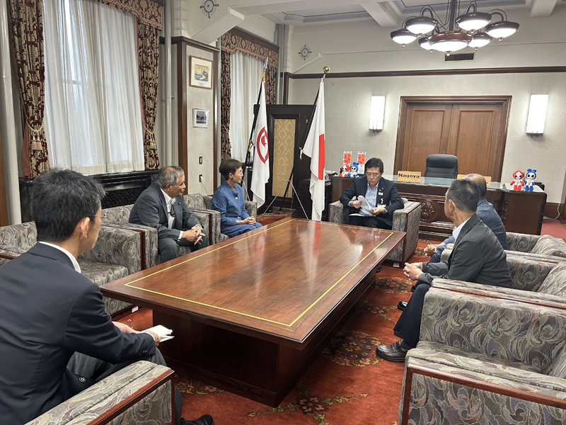 意見の提出後、農業委員会と市長とで懇談した写真