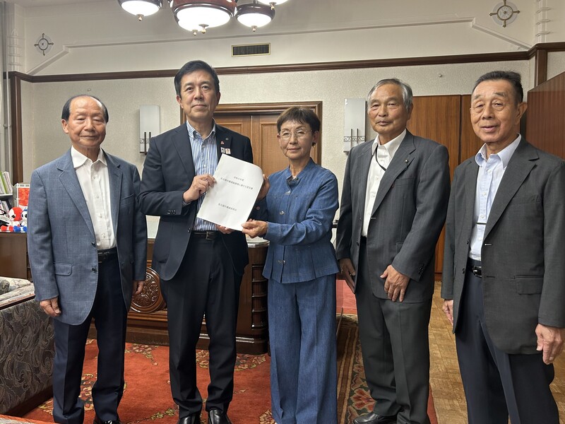 農業委員会が市長に意見書を提出している写真