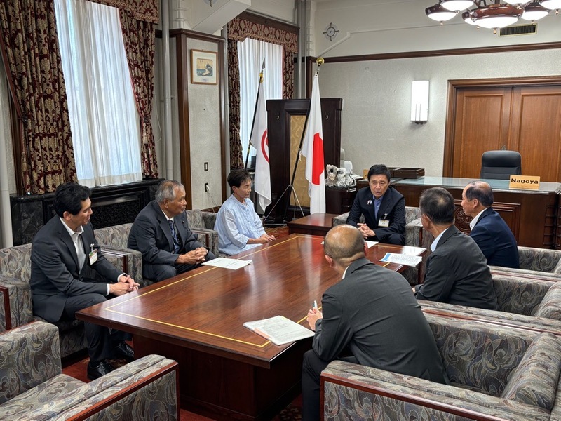 意見の提出後、農業委員会と市長とで懇談した写真