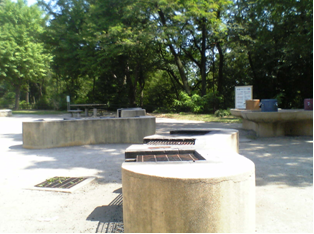 写真：デイキャンプ場の炉にてバーベキューができます。