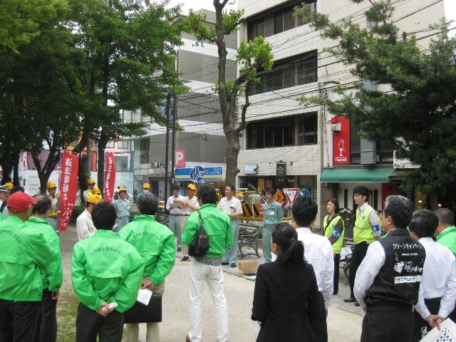 写真：違法看板なくし隊