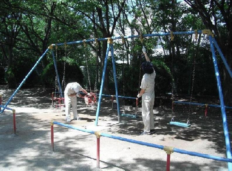 写真：公園巡視員による遊具の点検