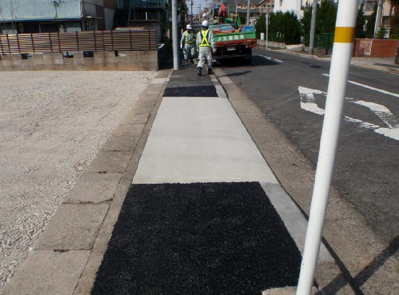 写真：歩道切り下げ工事で設置された永久乗入