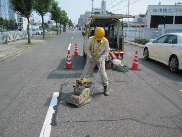 道路上の穴ぼこ補修の写真