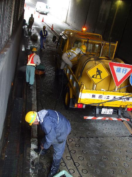 写真：側溝清掃