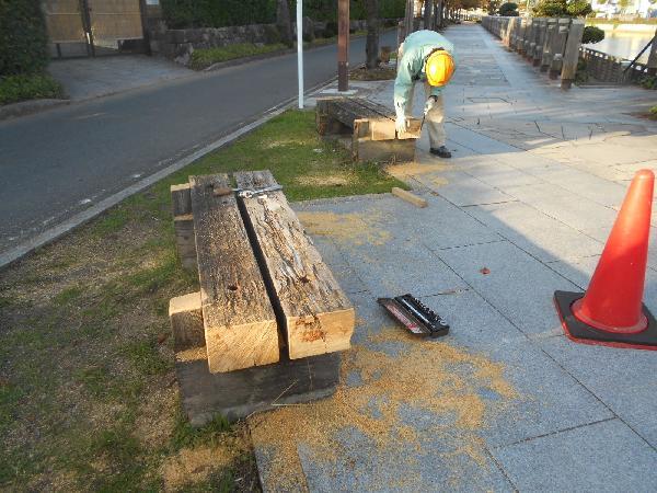 写真：ベンチ修繕の様子