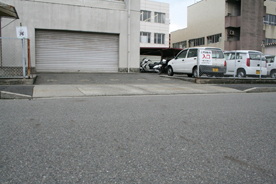 写真：歩道のある道路では車で駐車場へ入るために乗入口が必要となります。