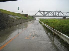 写真：冠水後の堤防道路(アンダーパスに係る区間)