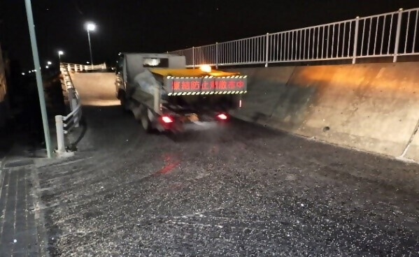 凍結防止剤散布中の写真です