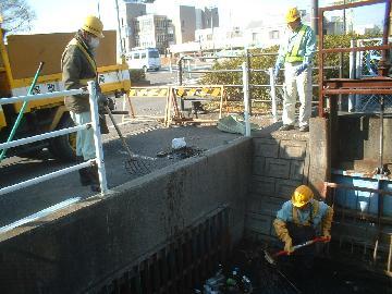 スクリーン清掃作業中の写真です。