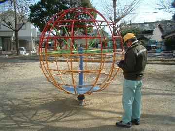 公園遊具点検作業中の写真です。
