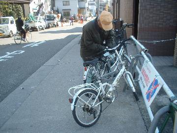 放置自転車撤去作業中の写真です。
