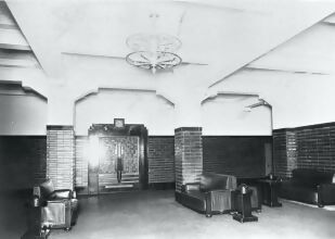 議場前広間の写真(昭和8年)