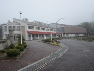 写真:管理棟玄関の外観