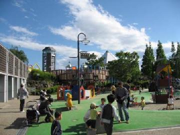 写真：遊具広場での遊び