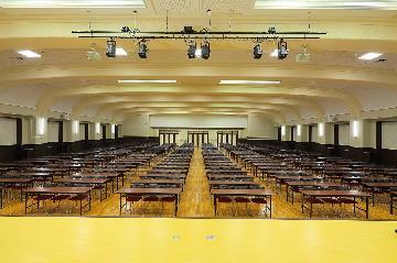 写真：四階ホール（正面）