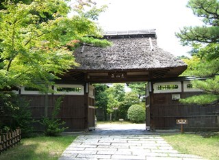 写真:正門及び塀