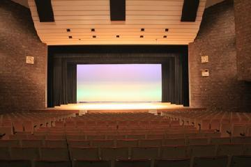 写真:ビレッジホール舞台